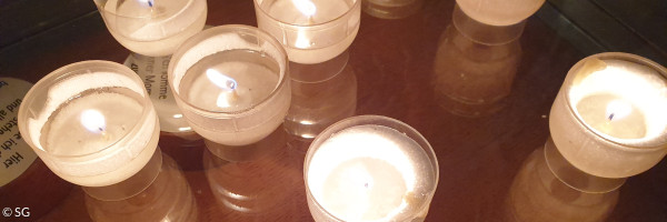 mehrere brennende Teelichter