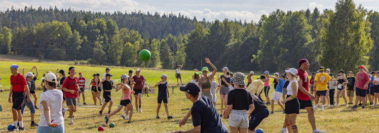Spiel auf einer großen Wiese mit 100 Jugendlichen