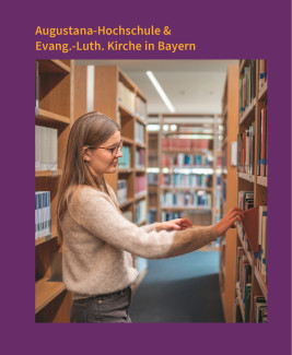 Junge Frau in der Bibliothek
