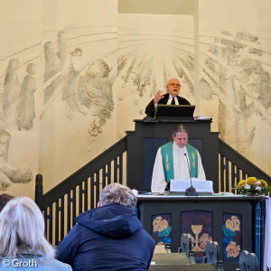 Pfarrer Matthias Ahnert bei der Predigt, Pfarrer Daniel Heller übersetzt.